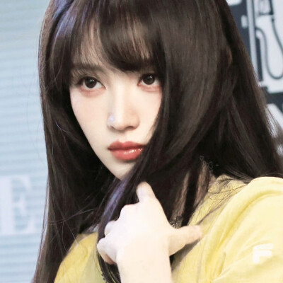 好喜欢看这个女孩穿黄色