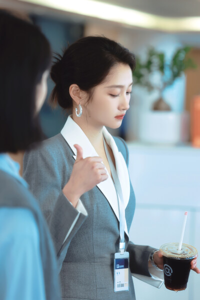 - 关晓彤 / 晴也 。