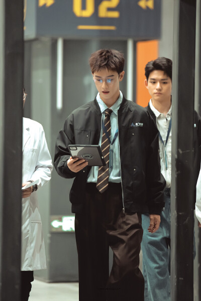 - 李昀锐 。