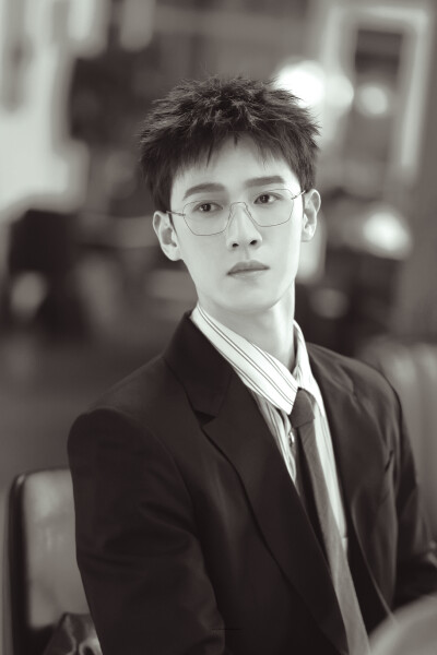 - 李昀锐 。