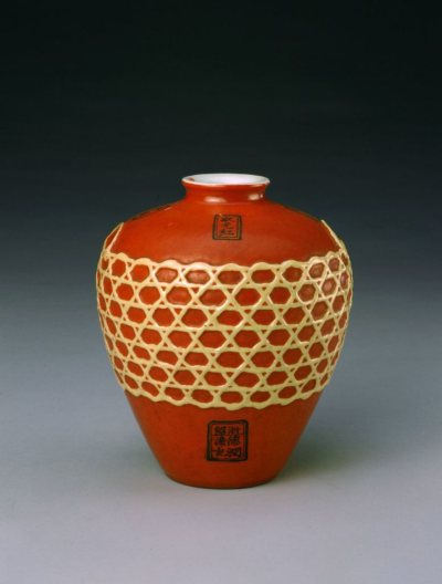 清道光 红彩绳纹状元红酒坛（低温红釉）
北京故宫博物院藏
