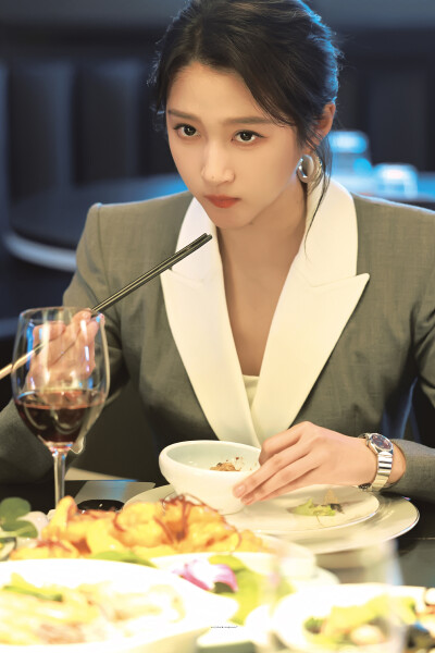 - 关晓彤 / 晴也 。