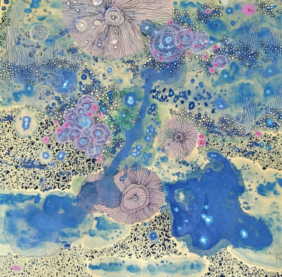 蓝色的海洋、紫色的花
细胞深海
颜料晕开一片无人海域
无数菌群在浅黄底色里苏醒
螺旋是沉睡的年轮
细密线条撑开一个个微小星辰
蓝色洋流穿过镂空的肌理
粉色小点是呼吸的气泡
每一个圆，都是独立的宇宙
藏着不曾被…