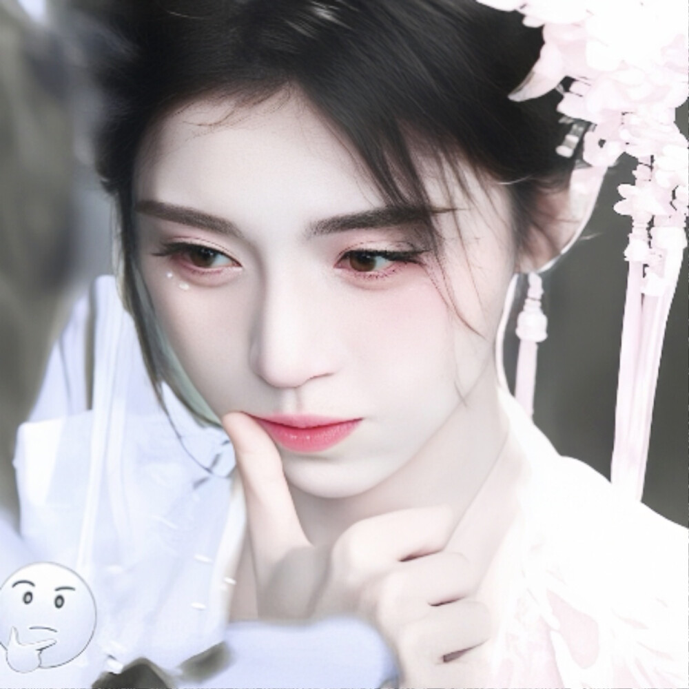 粉花落鬓眼尾凝薄红碎，素白衣衫衬柔眼。