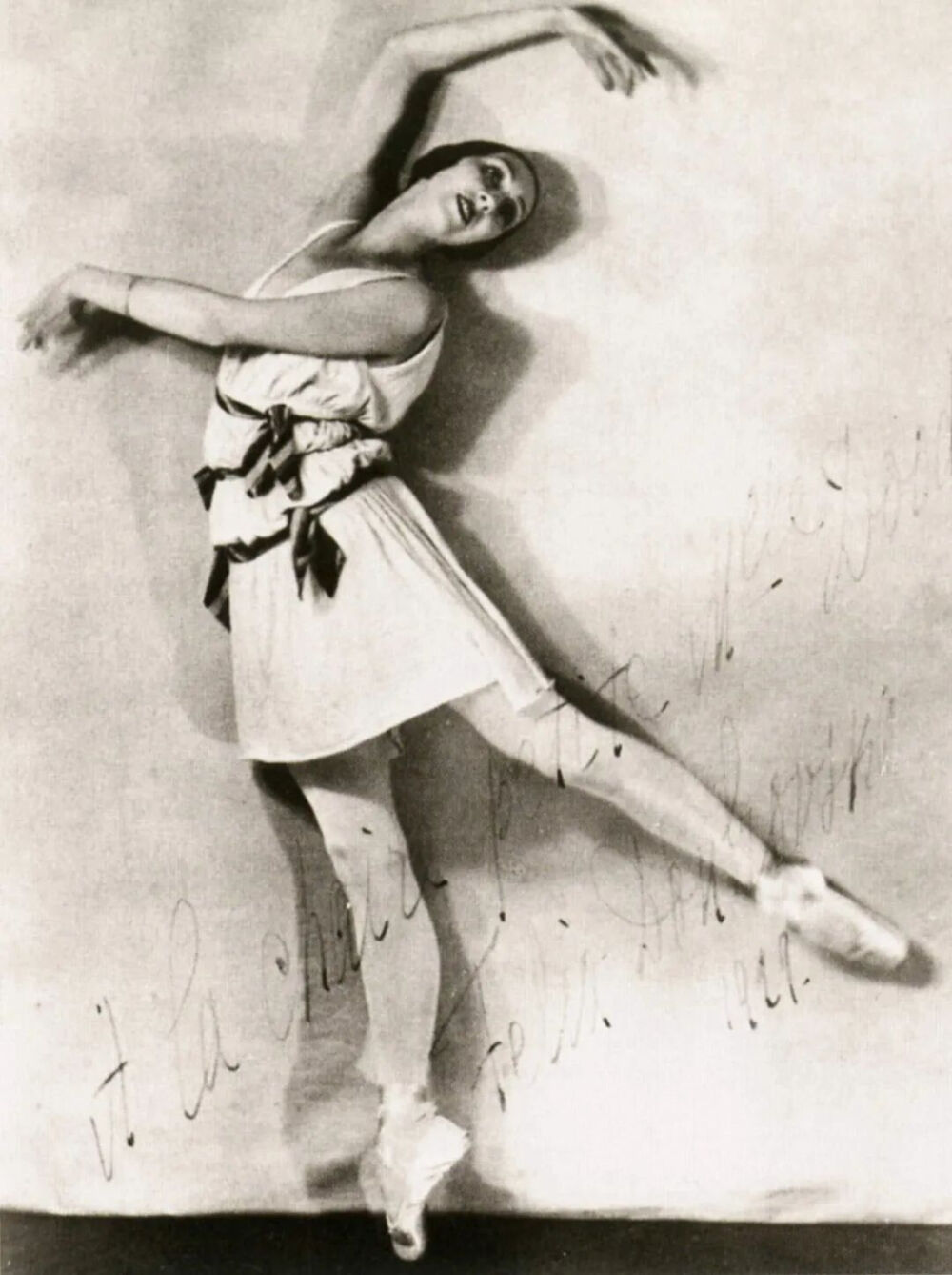 1929 年，香奈儿女士为作品《阿波罗》设计戏服，以搭配摺饰的现代罗马式宽袍设计，再度在巴黎造成轰动。
