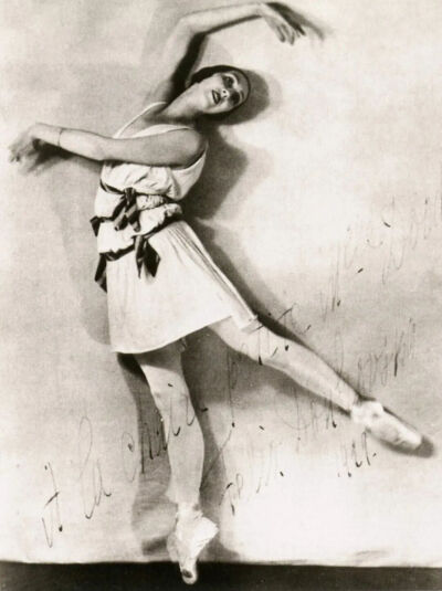 1929 年，香奈儿女士为作品《阿波罗》设计戏服，以搭配摺饰的现代罗马式宽袍设计，再度在巴黎造成轰动。
