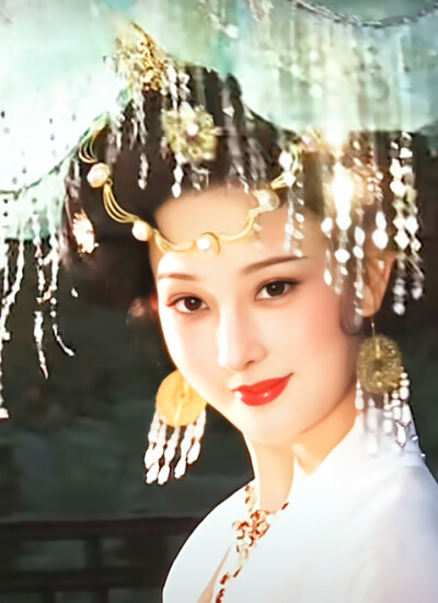 奴儿娇媚眼，芳心自难漪。