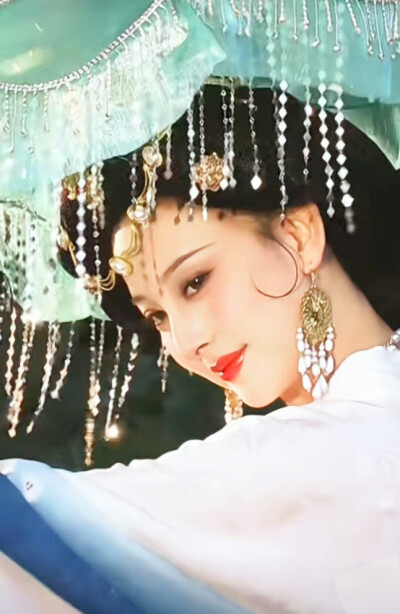 奴儿娇媚眼，芳心自难漪。