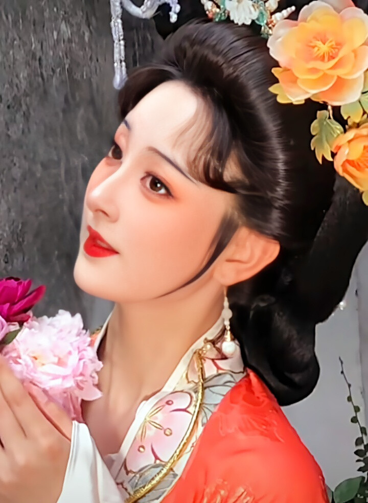 奴儿娇媚眼，芳心自难漪。