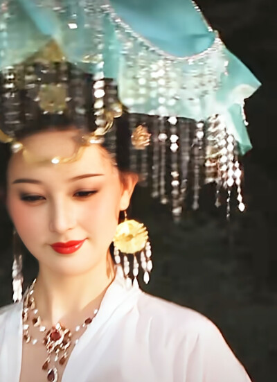 奴儿娇媚眼，芳心自难漪。