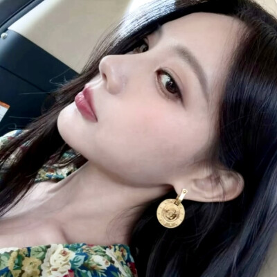 迷人的笑脸吸引视线