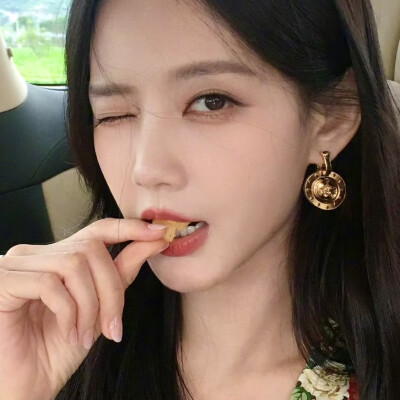 迷人的笑脸吸引视线