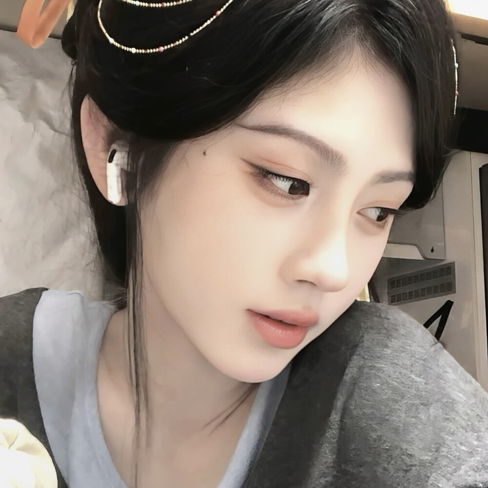 珠链挽黑发耳机藏人间私语
