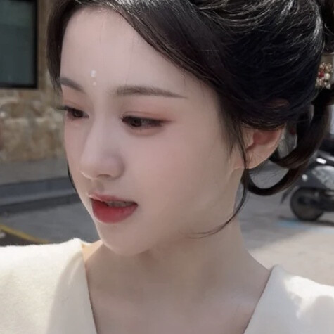 
青丝挽发髻轻垂眼睫