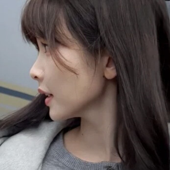 碎发贴脸藏细碎期许
