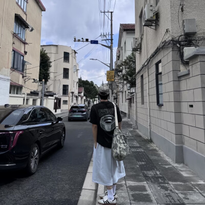 头像丨男头 你问我对你什么感觉 看歌名就知道了