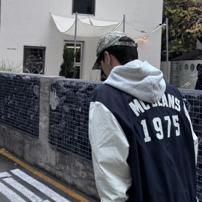 头像丨男头 你问我对你什么感觉 看歌名就知道了