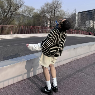 头像丨男头 你问我对你什么感觉 看歌名就知道了