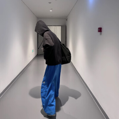 头像丨男头 你问我对你什么感觉 看歌名就知道了