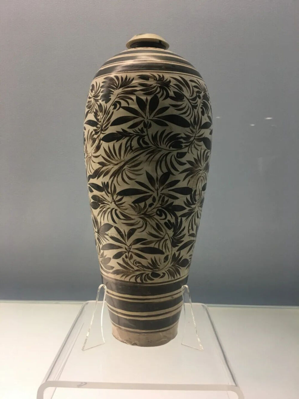 北宋 扒村窑 白地黑花花草纹瓶
上海博物馆藏
