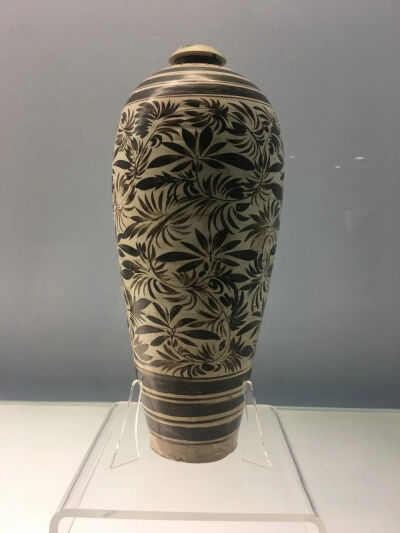 北宋 扒村窑 白地黑花花草纹瓶
上海博物馆藏
