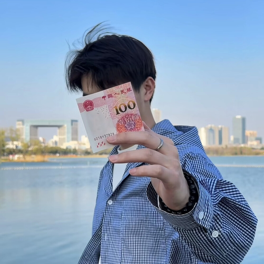 海水与礁石相互碰撞玫瑰迎着夏日盛放