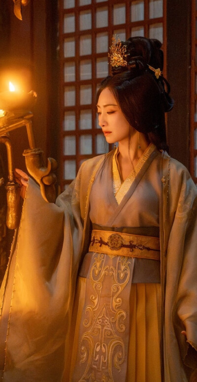 陶昕然《雀骨》何太后