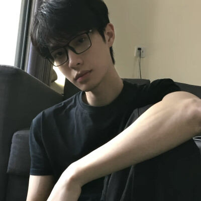 头像丨男头 心跳比我先认出你