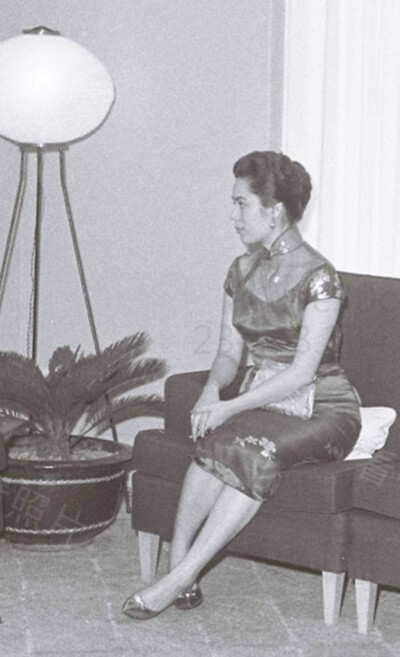 蒋纬国和丘如雪在南京东路参加酒会1959