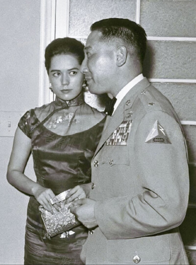 蒋纬国和丘如雪在南京东路参加酒会1959
