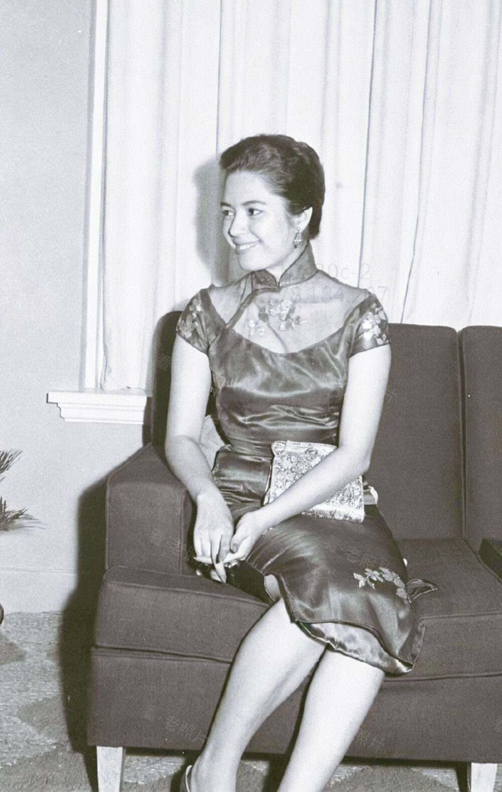蒋纬国和丘如雪在南京东路参加酒会1959