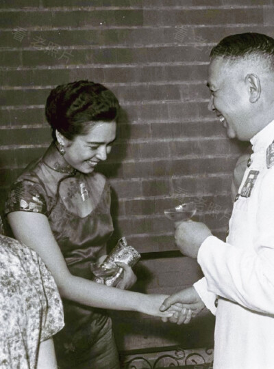 蒋纬国和丘如雪在南京东路参加酒会1959