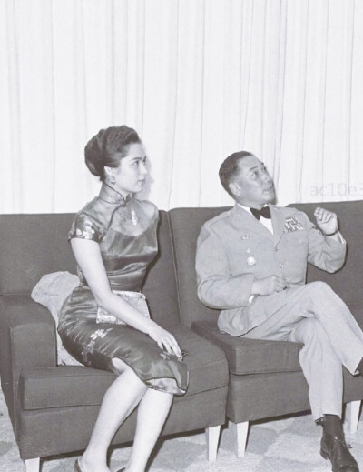 蒋纬国和丘如雪在南京东路参加酒会1959