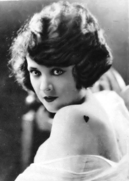 杰奎琳·洛根
Jacqueline Logan ​