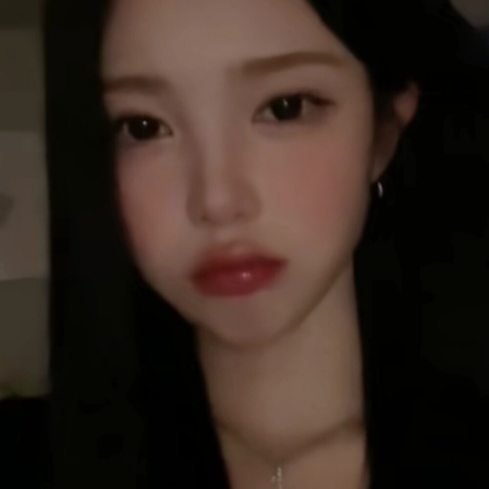 阴天，在不开灯的房间