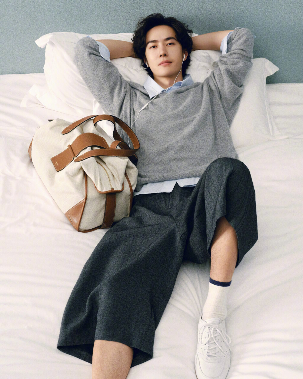 小象王国：
王一博 in Jimmy Choo #时尚灵感解读# 
全球品牌代言人上线，穿着新季Sunny薄底休闲鞋，搭配Bar Holdall旅行袋出镜，简约的蓝色布景，多组随性而雅致的造型，清俊时髦又潇洒迷人，一组高清图集分享~ ​​​