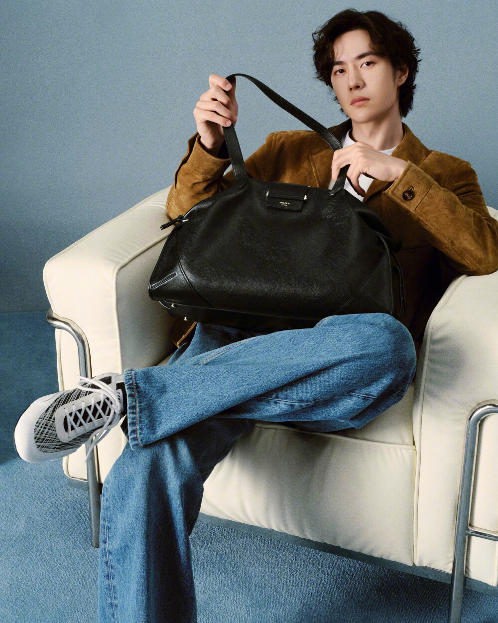 小象王国：
王一博 in Jimmy Choo #时尚灵感解读# 
全球品牌代言人上线，穿着新季Sunny薄底休闲鞋，搭配Bar Holdall旅行袋出镜，简约的蓝色布景，多组随性而雅致的造型，清俊时髦又潇洒迷人，一组高清图集分享~ ​​​