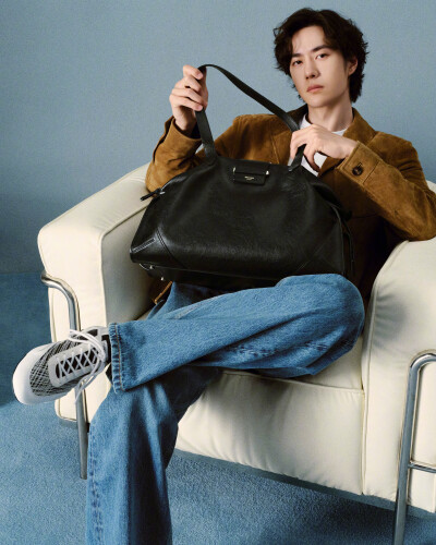 小象王国：
王一博 in Jimmy Choo #时尚灵感解读# 
全球品牌代言人上线，穿着新季Sunny薄底休闲鞋，搭配Bar Holdall旅行袋出镜，简约的蓝色布景，多组随性而雅致的造型，清俊时髦又潇洒迷人，一组高清图集分享~ ​​…