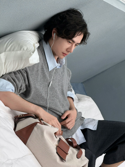 #王一博[超话]# · #YIBO MOMENT#
柔软与舒适交织，捕捉松弛瞬间～
收获一些居家感live！[哇]@王一博·YIBO ​​​