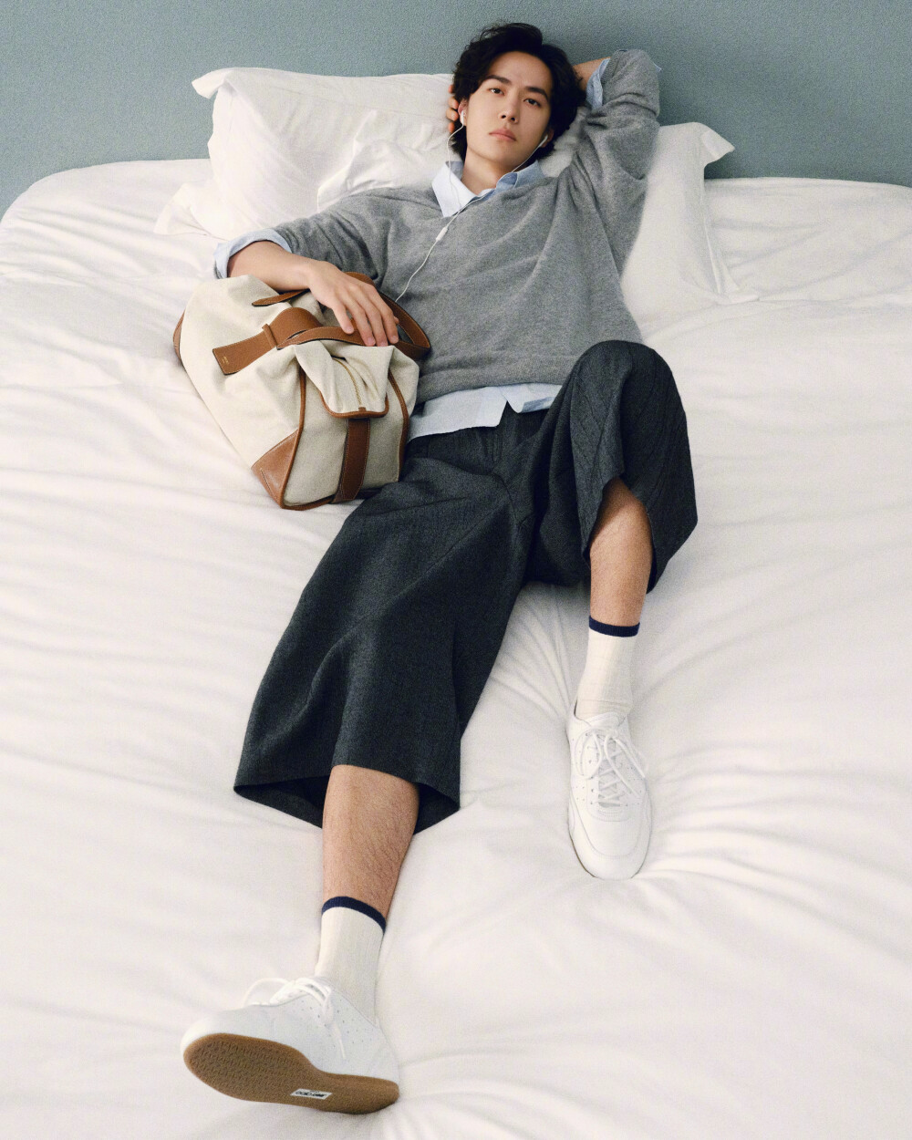 小象王国：
王一博 in Jimmy Choo #时尚灵感解读# 
全球品牌代言人上线，穿着新季Sunny薄底休闲鞋，搭配Bar Holdall旅行袋出镜，简约的蓝色布景，多组随性而雅致的造型，清俊时髦又潇洒迷人，一组高清图集分享~ ​​​