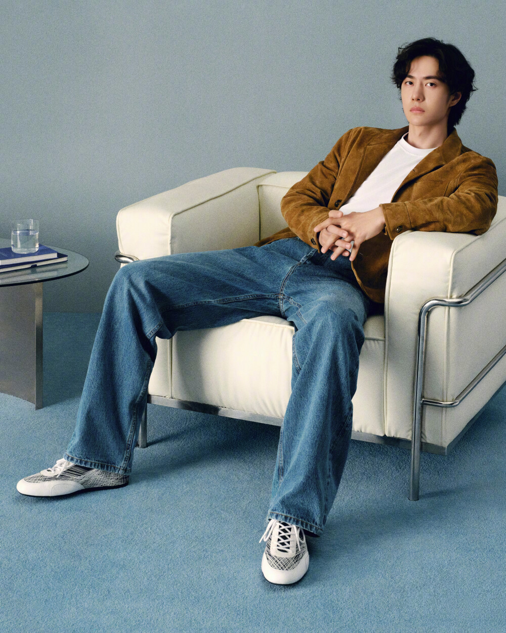小象王国：
王一博 in Jimmy Choo #时尚灵感解读# 
全球品牌代言人上线，穿着新季Sunny薄底休闲鞋，搭配Bar Holdall旅行袋出镜，简约的蓝色布景，多组随性而雅致的造型，清俊时髦又潇洒迷人，一组高清图集分享~ ​​​