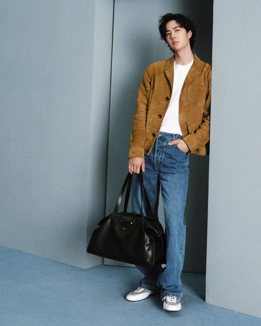小象王国：
王一博 in Jimmy Choo #时尚灵感解读# 
全球品牌代言人上线，穿着新季Sunny薄底休闲鞋，搭配Bar Holdall旅行袋出镜，简约的蓝色布景，多组随性而雅致的造型，清俊时髦又潇洒迷人，一组高清图集分享~ ​​​
