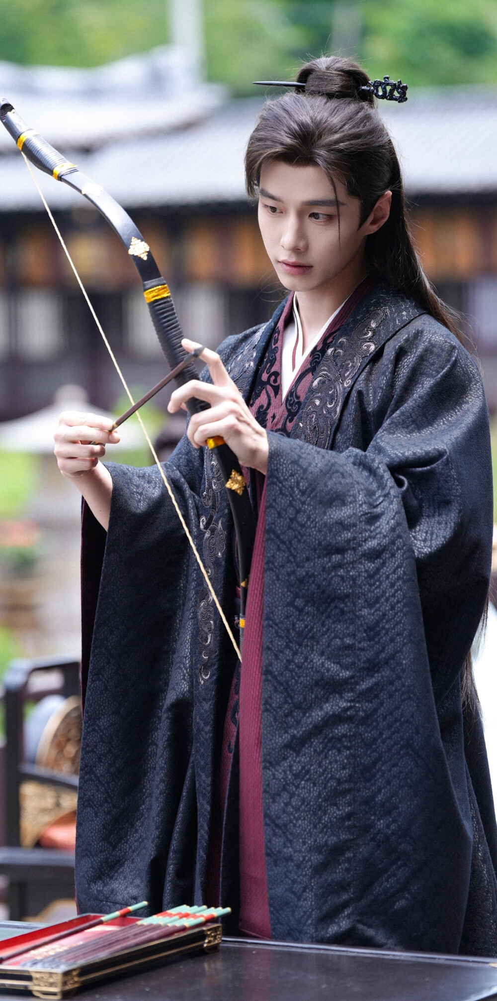 何与《百花杀》萧华雍