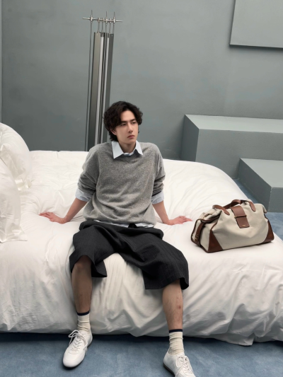 #王一博[超话]# · #YIBO MOMENT#
柔软与舒适交织，捕捉松弛瞬间～
收获一些居家感live！[哇]@王一博·YIBO ​​​