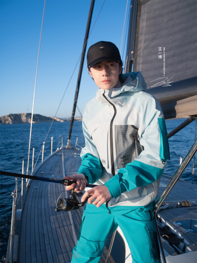 HELLYHANSEN海丽汉森：
灵感，在海上发生
探索，从海上延续
HELLY HANSEN全球品牌代言人@王一博·YIBO
演绎OFFSHORE FISHING海钓灵感系列
在潮汐之间，以专注顺应自然
诠释游刃有「渔」 的向海哲学
#王一博HH全球品…