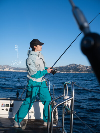 HELLYHANSEN海丽汉森：
灵感，在海上发生
探索，从海上延续
HELLY HANSEN全球品牌代言人@王一博·YIBO
演绎OFFSHORE FISHING海钓灵感系列
在潮汐之间，以专注顺应自然
诠释游刃有「渔」 的向海哲学
#王一博HH全球品…