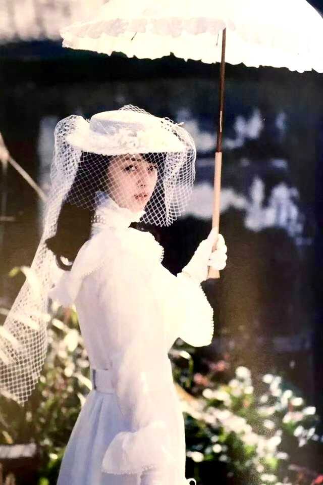 撑阳伞的花嫁
1983年，摄影师池谷朗镜头下的冈田奈奈。 ​​​