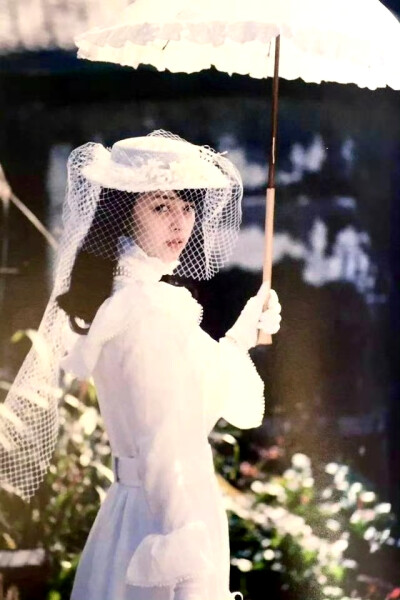 撑阳伞的花嫁
1983年，摄影师池谷朗镜头下的冈田奈奈。 ​​​