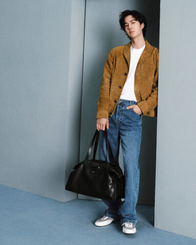 Jimmy-Choo：
全球品牌代言人@王一博·YIBO 以多种方式演绎黑色Bar Holdall旅行袋，时尚气场轻松呈现。
点击http://t.cn/AX9Gkrbm，即刻探索更多。
