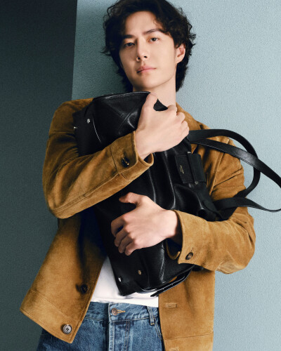 Jimmy-Choo：
全球品牌代言人@王一博·YIBO 以多种方式演绎黑色Bar Holdall旅行袋，时尚气场轻松呈现。
点击http://t.cn/AX9Gkrbm，即刻探索更多。